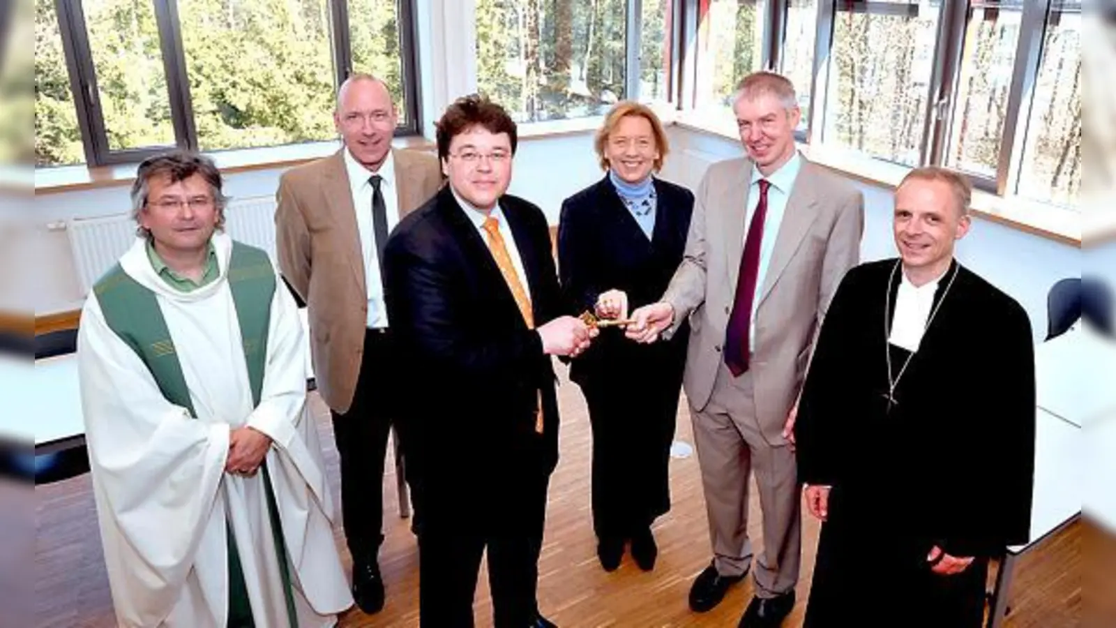 Bei der symbolischen Schlüsselübergabe (v.l.): Pfarrer Christoph Nobs, Architekt Christian Lechner, Bürgermeister und Zweckverbandsvorsitzender Thomas Loderer, Landrätin Johanna Rumschöttel, Schulleiter Achim Lebert und Dekan Mathis Steinbauer.	 (Foto: Clau)