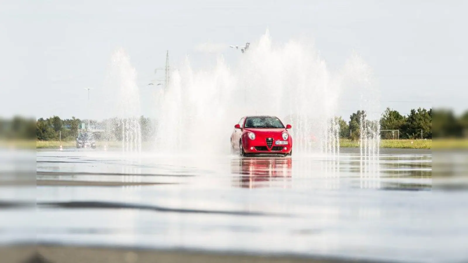 Fontänen als Hindernisse: Auf den ADAC Anlagen lernen die Teilnehmer wichtige Fahrmanöver (Foto: ADAC)