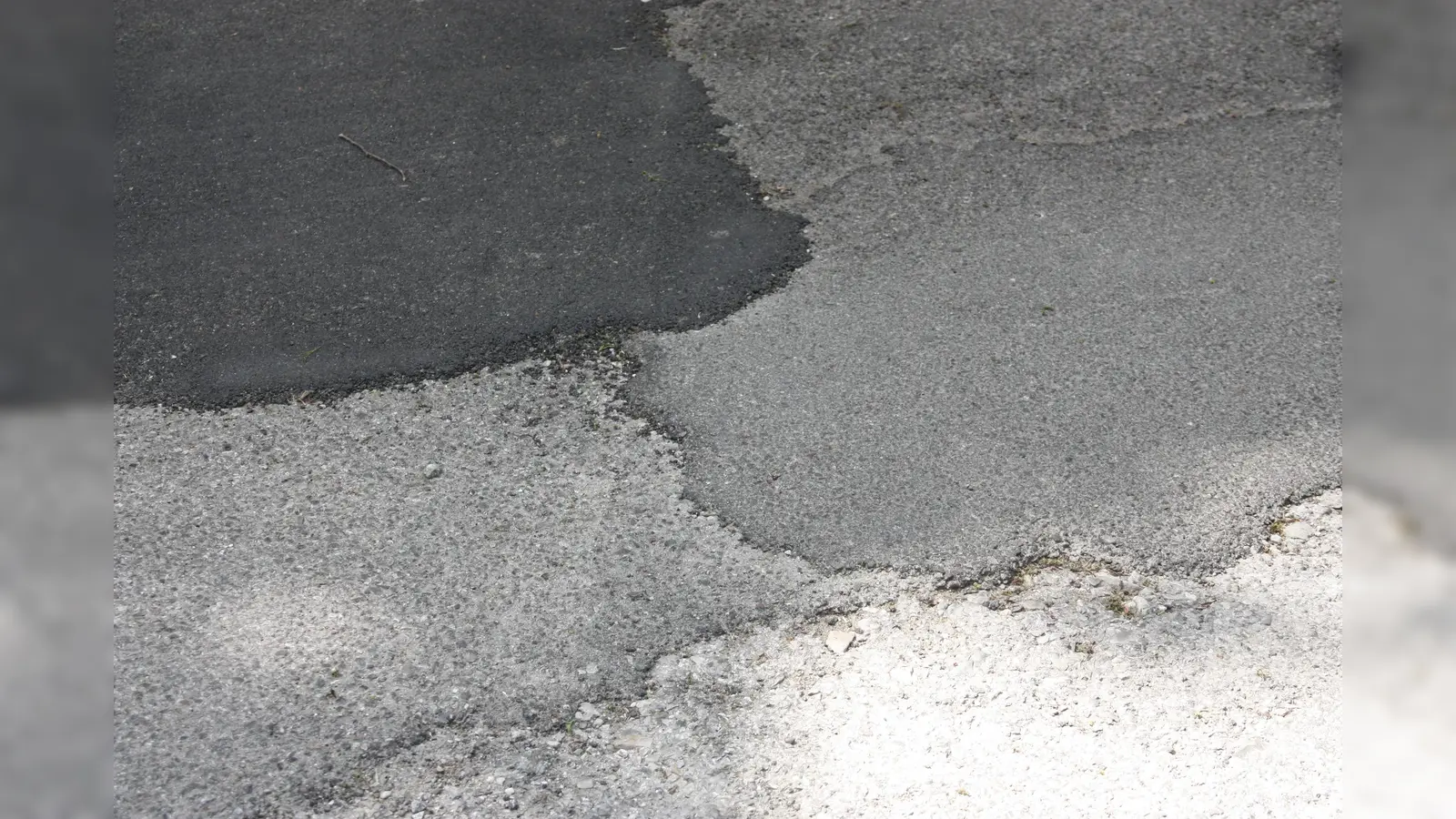 Am Spielplatz ist die Platanenstraße nicht in bestem Zustand. (Foto: job)