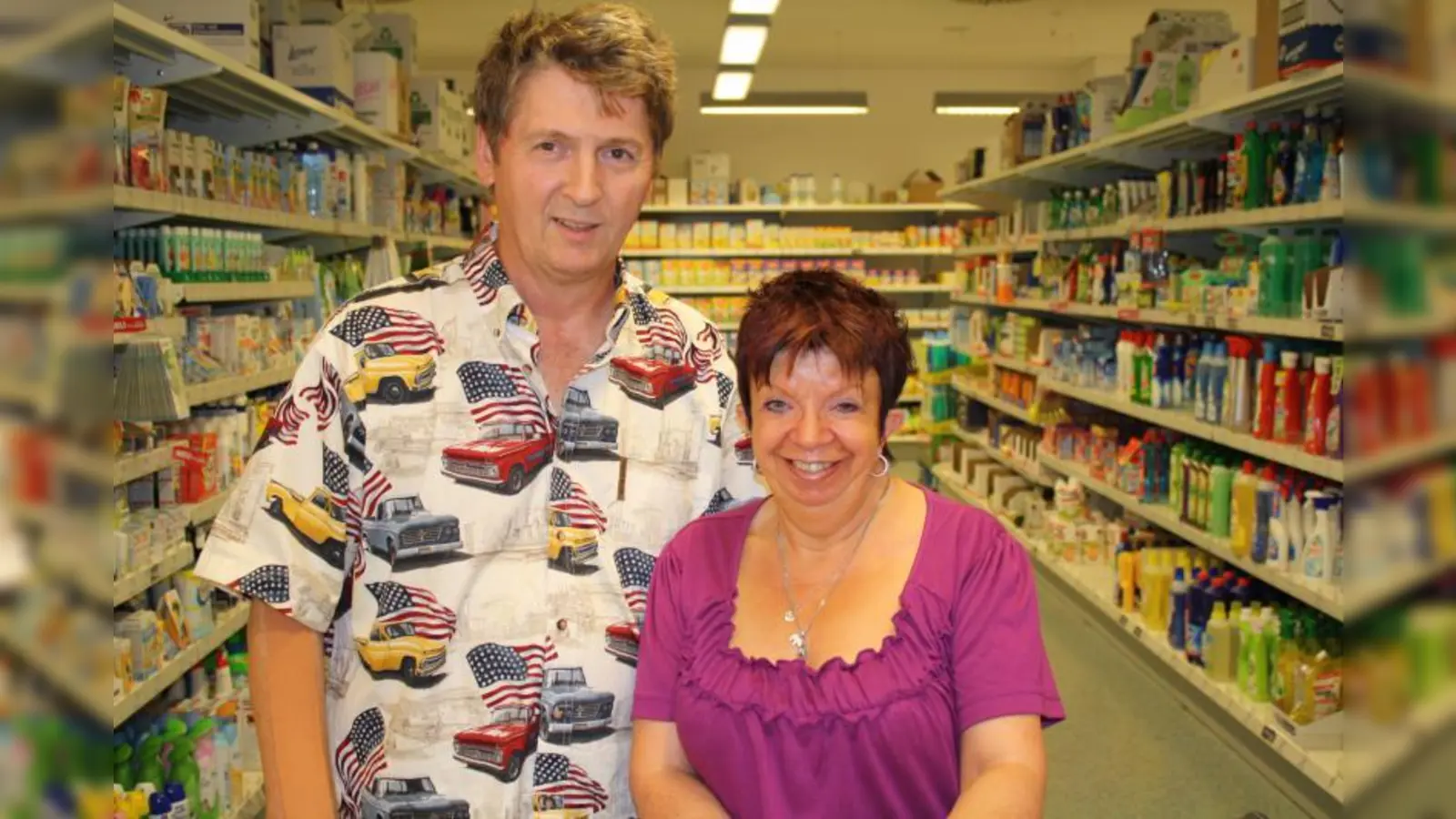 Christiane und Ludwig Kotschi, Laim:<br>„Da ich in der Nähe arbeite, kommen meine Frau und ich oft hier her, um einzukaufen. Und ich muss sagen, dass ich überhaupt keinen Unterschied feststellen kann. Die jungen Leute sind sehr engagiert und bieten einen tollen Service. Ich finde es gut, wenn die dm-Lehrlinge eine Filiale in Eigenregie führen dürfen. So müssen sie Verantwortung übernehmen. Zudem ist es gut für die Motivation der jungen Leuten.“ (Foto: sb)