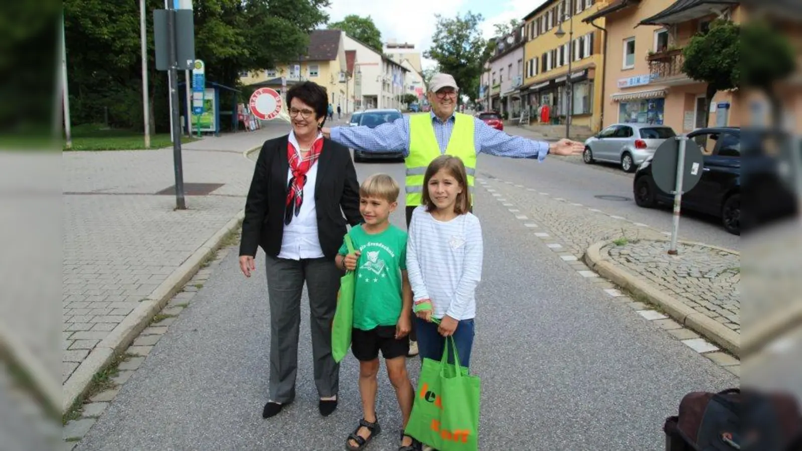 Wenn Fidelis Mahler, den Verkehr stoppte, gelangten die Kinder sicher über die Straße. Das können auch Bürgermeisterin Brigitte Kössinger und die Neu-Stockdorfer Clara und Lorenz bestätigen. (Foto: mka)
