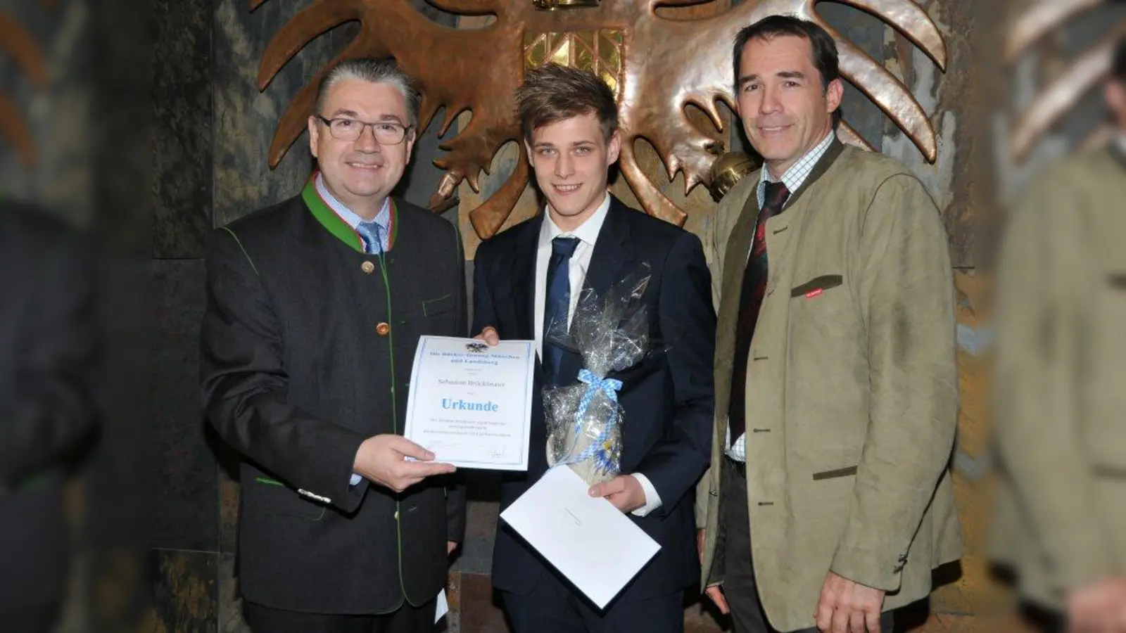 Obermeister Heinz Hoffmann, Sebastian Brücklmaier und Ausbilder Heinrich Traublinger (v.l.) bei der „Freisprechungsfeier” (Foto: pi)