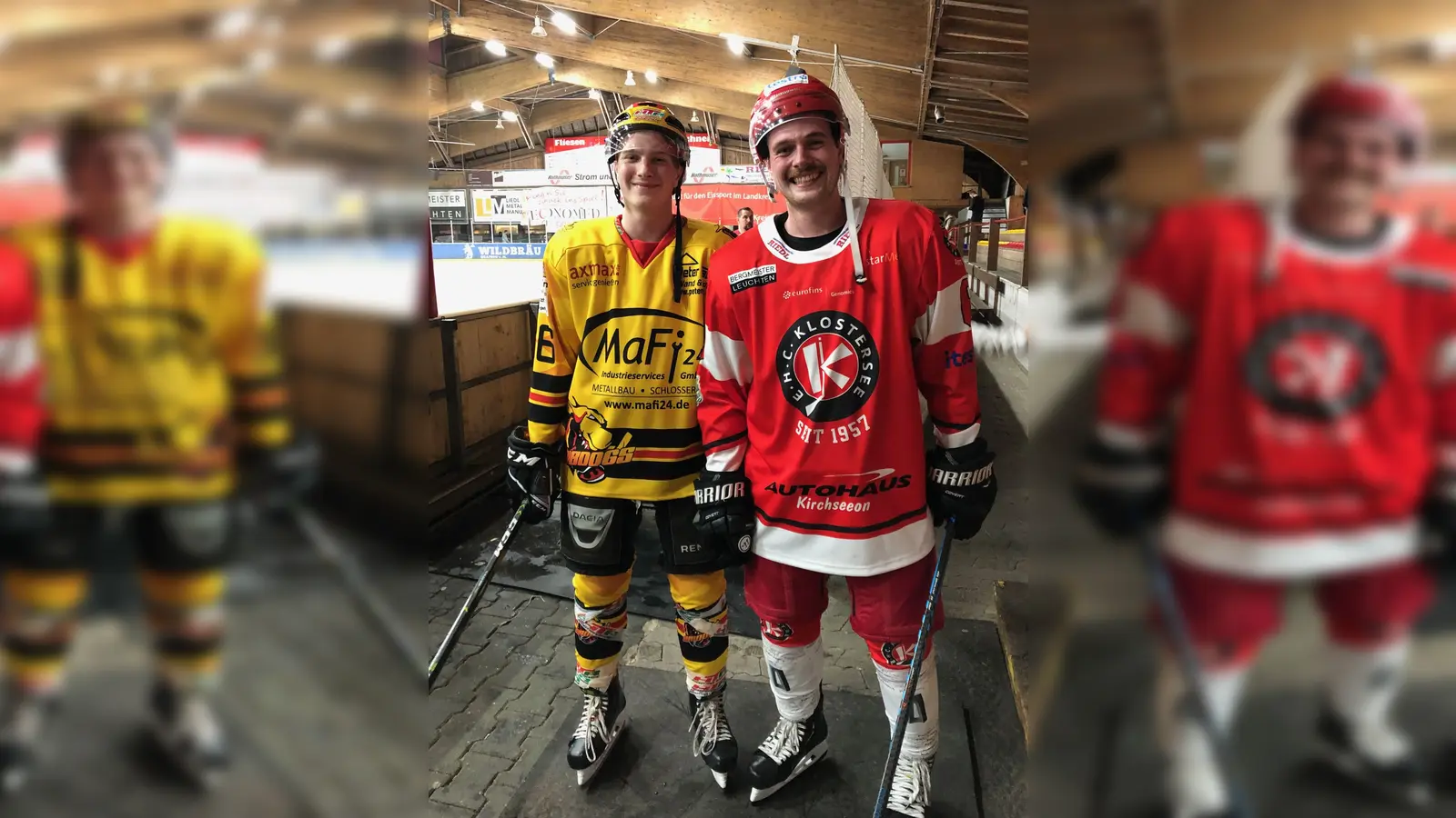 Verteidiger Maximilian Merz (rechts) zusammen mit seinem Bruder Valentin (links) von den AibDogs Bad Aibling nach dem letzten Testspiel der Grafinger Rot-Weißen. (Foto: smg )