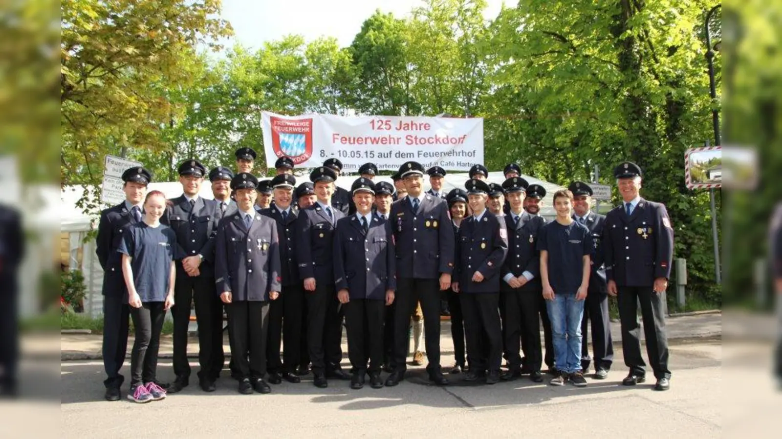 Mit Festgottesdienst, Tag der Offenen Tür und Megaparty zum 125. Geburtstag: die FFW Stockdorf feierte mit 400 Festgästen ausgiebig ihr Jubiläum. Vorn Mitte erster Kommandant Michael Suhrbier und Vereinsvorsitzender Klaus Ringhoff (v.l.) (Foto: us)