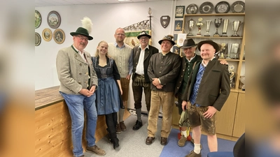 Beim Zimmerstutzen-Schießen (v.l.): Ingo Bräutigam, Lucy Kaufmann, Marco Kaufmann, Klaus Heidt, Schützenmeister Werner Horn, Andreas Kuhn und Fabian Kuhn.  (Foto: SG Uhg)