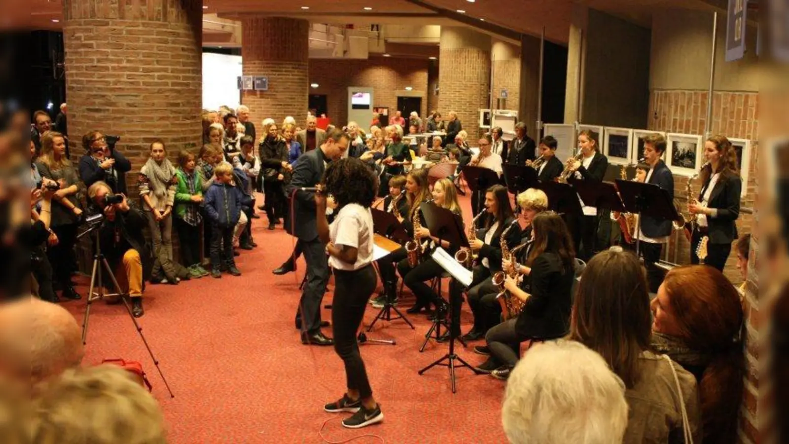 Die Big Band des Dante-Gymnasiums unterhielt die Blechschaden-Besucher im Gasteig. (Foto: job)