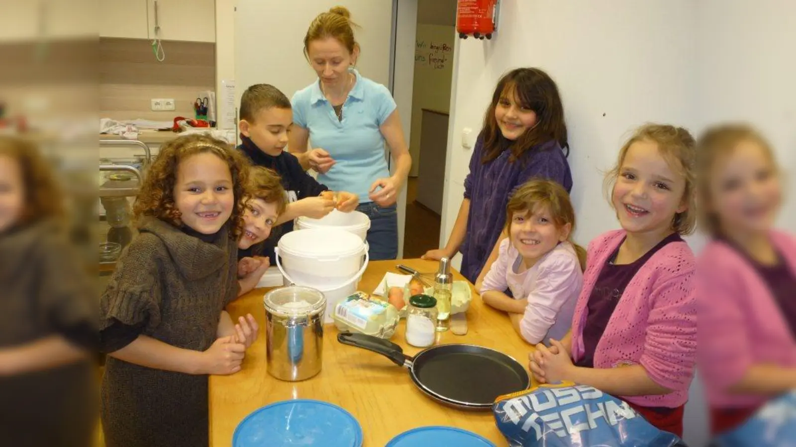 Ehrenamtliche haben geholfen mit den Kindern ungarische Palatschinken zu backen. (Foto: SOS-Mütterzentrum)