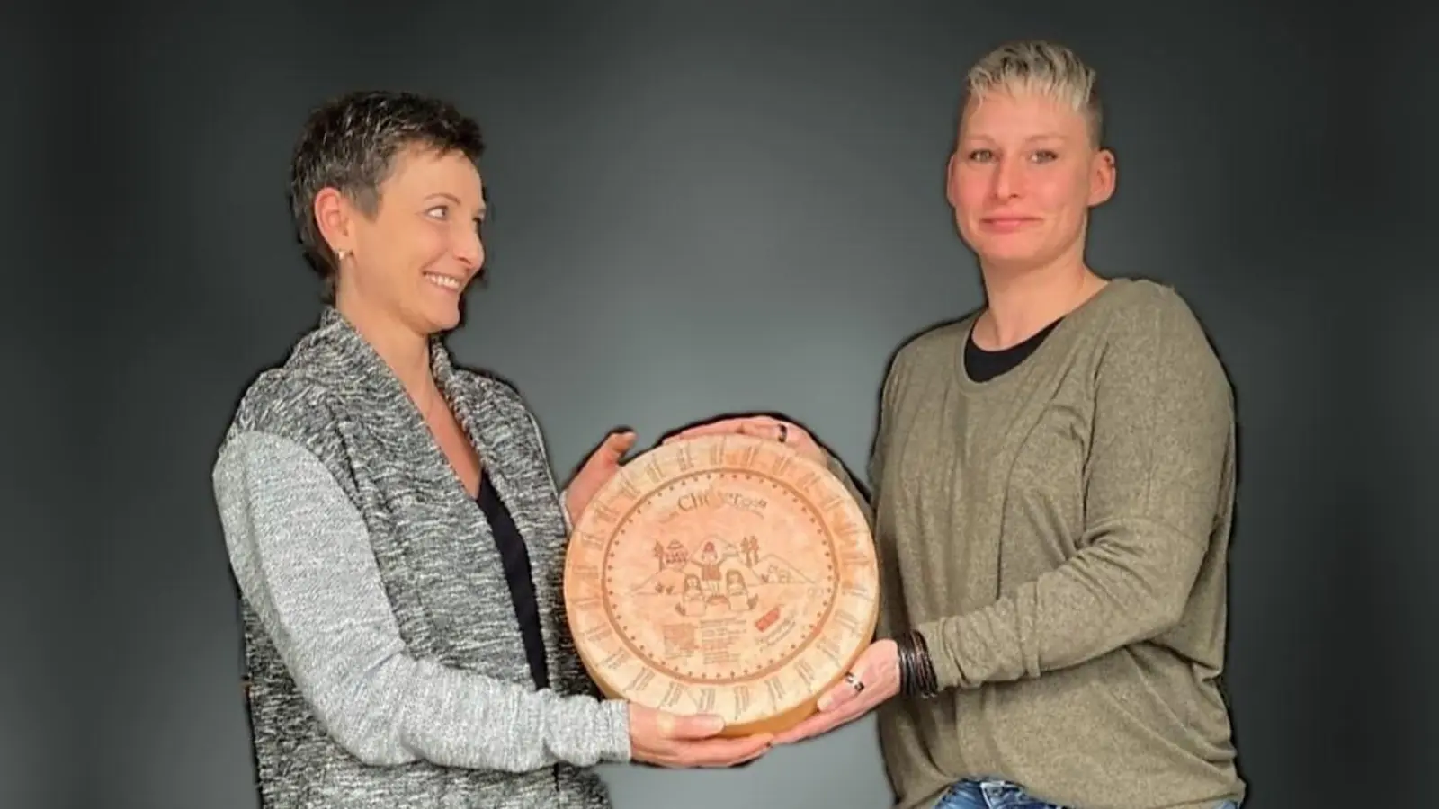 Alexandra Pfisterer (links) übergibt zum 1. April das KäsLadl an ihre Nachfolgerin Katrin Neumann.  (Foto: Alexandra Pfisterer)