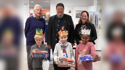 Julius (Mitte; 1. Preis), Eva (2. Peis) und Felix (3. Preis) erhielten Glückwünsche von (v.r.): Tabea Förth, Brgm. Thomas Loderer und Museumsleiter Jan Murken. (Foto: Elke Klimke)