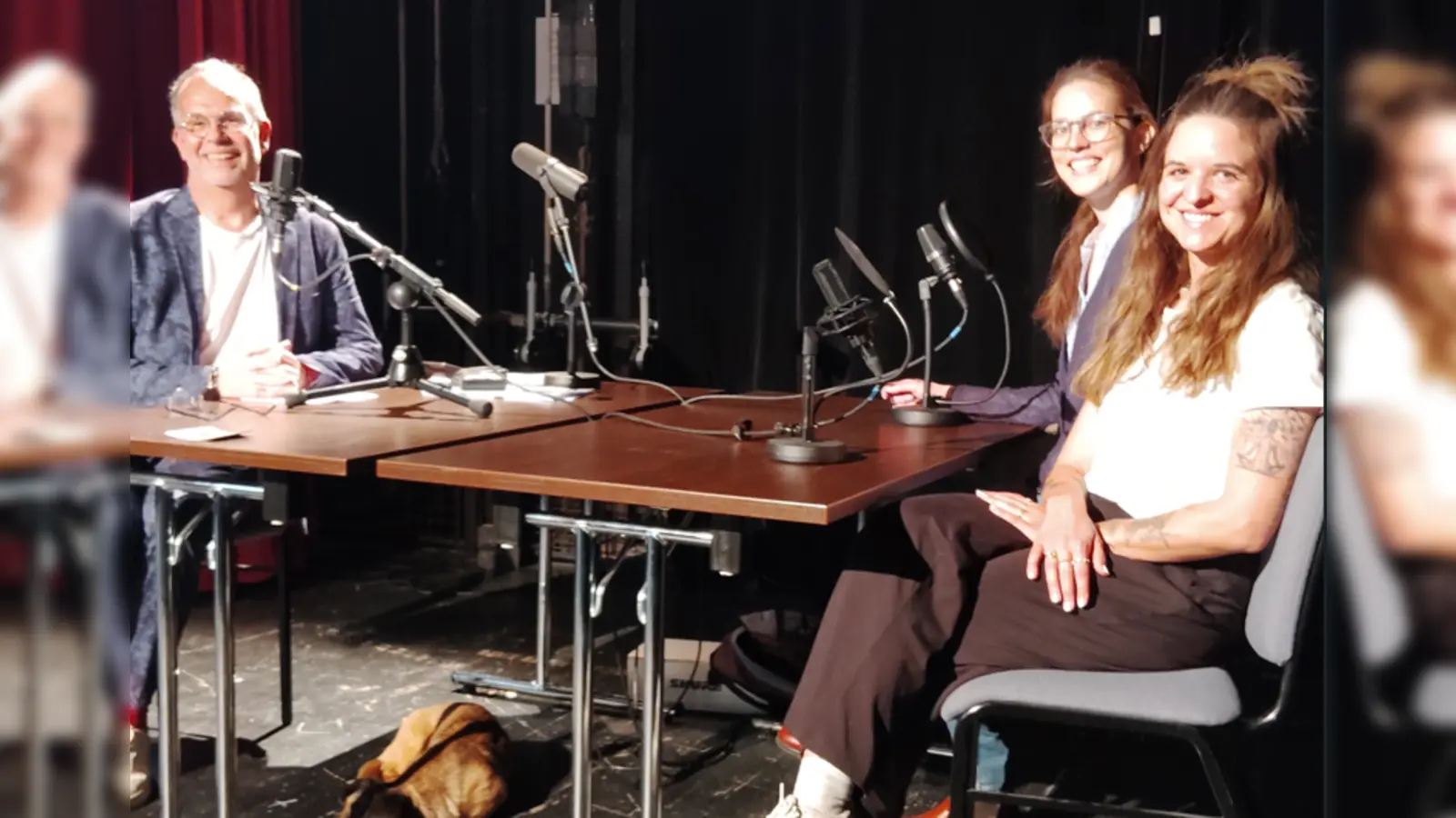 Bei der Aufnahme der zweiten Folge im Kleinen Theater Haar (von links): Moderator Matthias Riedel-Rüppel mit Elif Weidinger und Anna Moosheimer. (Foto: Bezirk Oberbayern, Maria Nemeth-Ott)