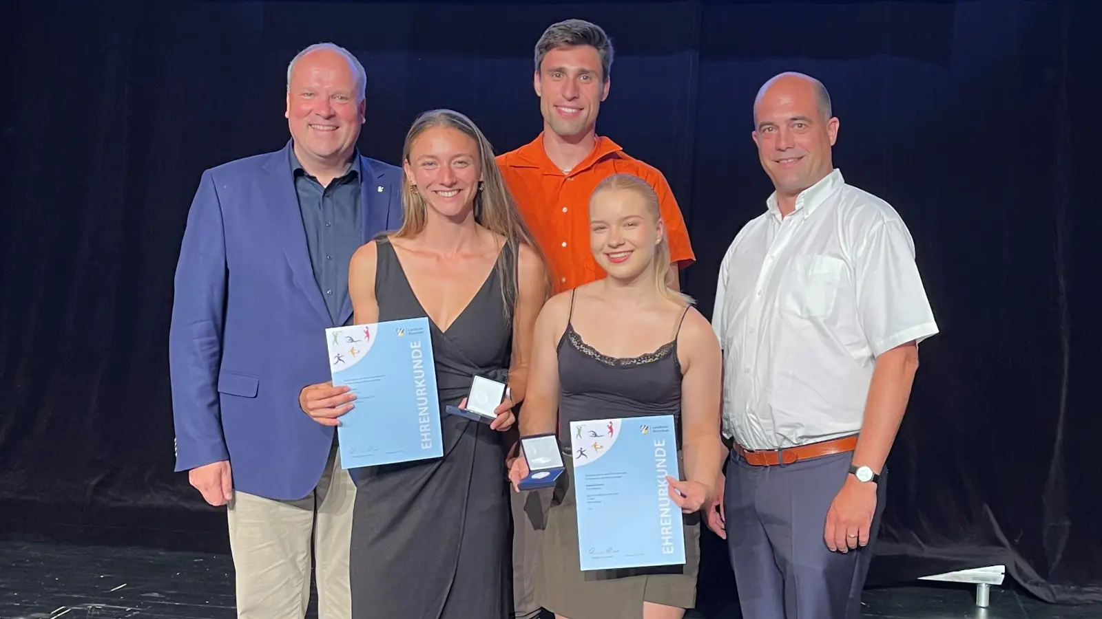 Dana Aehle und Sophie Ochmann wurden für ihre Erfolge geehrt. Es gratulierten Landrat Christoph Göbel (l.), Fabian Riegelsberger, Cotrainer von Sophie (Bildmitte) und 2. Bürgermeister Wolfgang Balk (r.). <br><br> (Foto: hw)