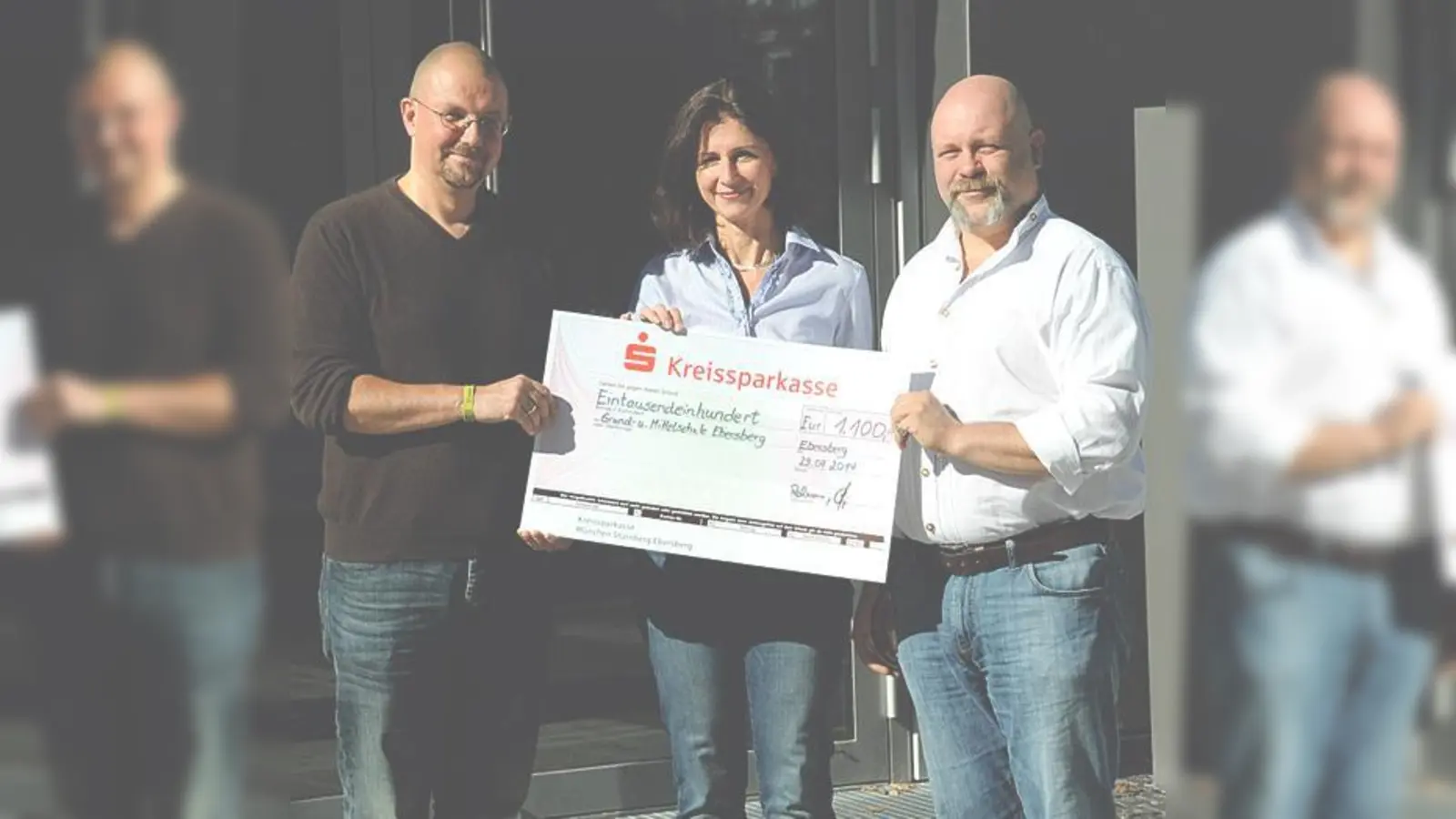 Der Elternbeirat 2014/2015, vertreten durch Doris Pechmann und Torsten Cvejn übergeben Schulleiter Alexander Bär die Spende für ein Spielgerät auf dem Pausenhof der Grund- und Mittelschule an der Floßmannstraße.  (Foto: Elternbeirat GS Ebersberg)