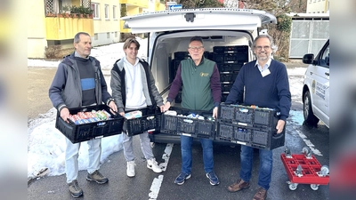 Ehrenamtliche Helfer der Germeringer Tafel und des Rotary Club Germering freuen sich über die gelungene Aktion. (Foto: Rotary Club )