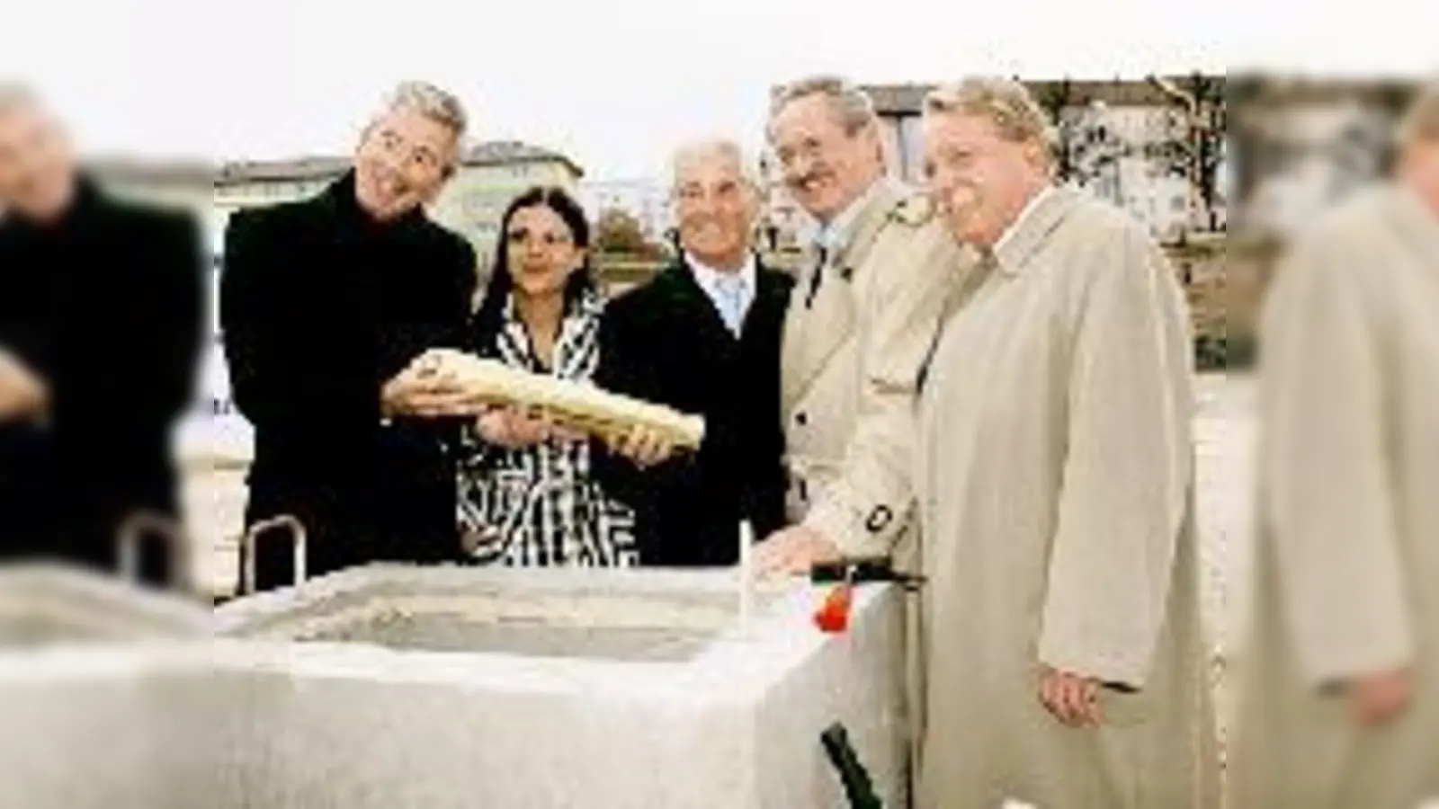 Feierten gemeinsam die Grundsteinlegung für den Agfa-Park: (v. l.) Ralf Büschl, Stadtbaurätin Elisabeth Merk, Günter Büschl, OB Christian Ude und Umweltminister Otmar Bernhard.   (Foto: Woschée)