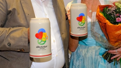 Wirtschaftsreferent und Wiesn-Chef Clemens Baumgärtner präsentierte gemeinsam mit der Kabarettistin Monika Gruber den neuen Wiesn-Krug.  (Foto: Robert Bösl)