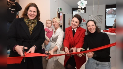 (Von links:) Bürgermeisterin Dietl, das Pädagoginnen-Team und Kinder, München-Klinik Geschäftsführerin Petra Geistberger und sira-Geschäftsführerin Christina Ramgraber eröffnen feierlich die neue Mini-KITA.  (Foto: München-Klinik)