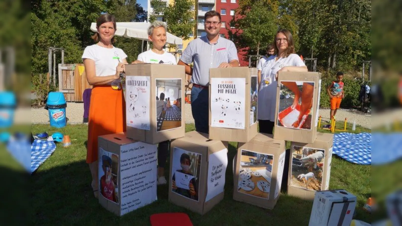 Tilla Wiederspahn, Agnieszka Spizewska, Sebastian Kriesel und Patrycja Marek freuen sich bei der Abschlussfeier über den Erfolg des Little-West-Ferienprogramms. (Foto: pst)