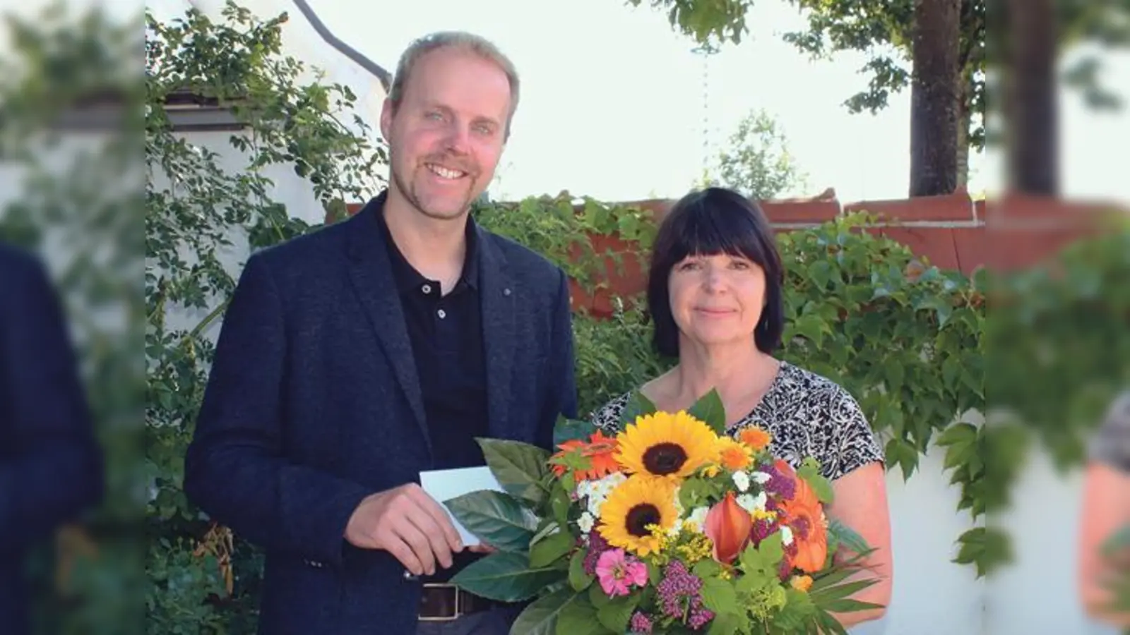 Christian Freund, Leiter der Abteilung Bildung, Soziales &amp; Generationen, dankte Angela Mundstock, die zwölf Jahre lang ehrenamtliche Versichertenberaterin war.	 (Foto: Gemeinde)