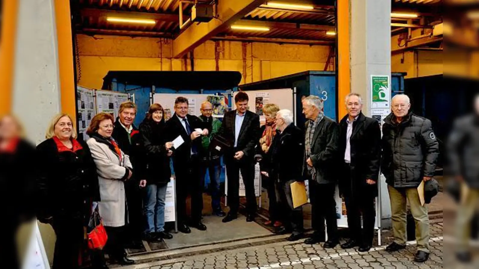 Verbandsräte bei der Ziehung der Gewinner der Verlosungsaktion, die im Rahmen der Europäischen Woche zur Abfallvermeidung stattfand.	 (Foto: ZwV)