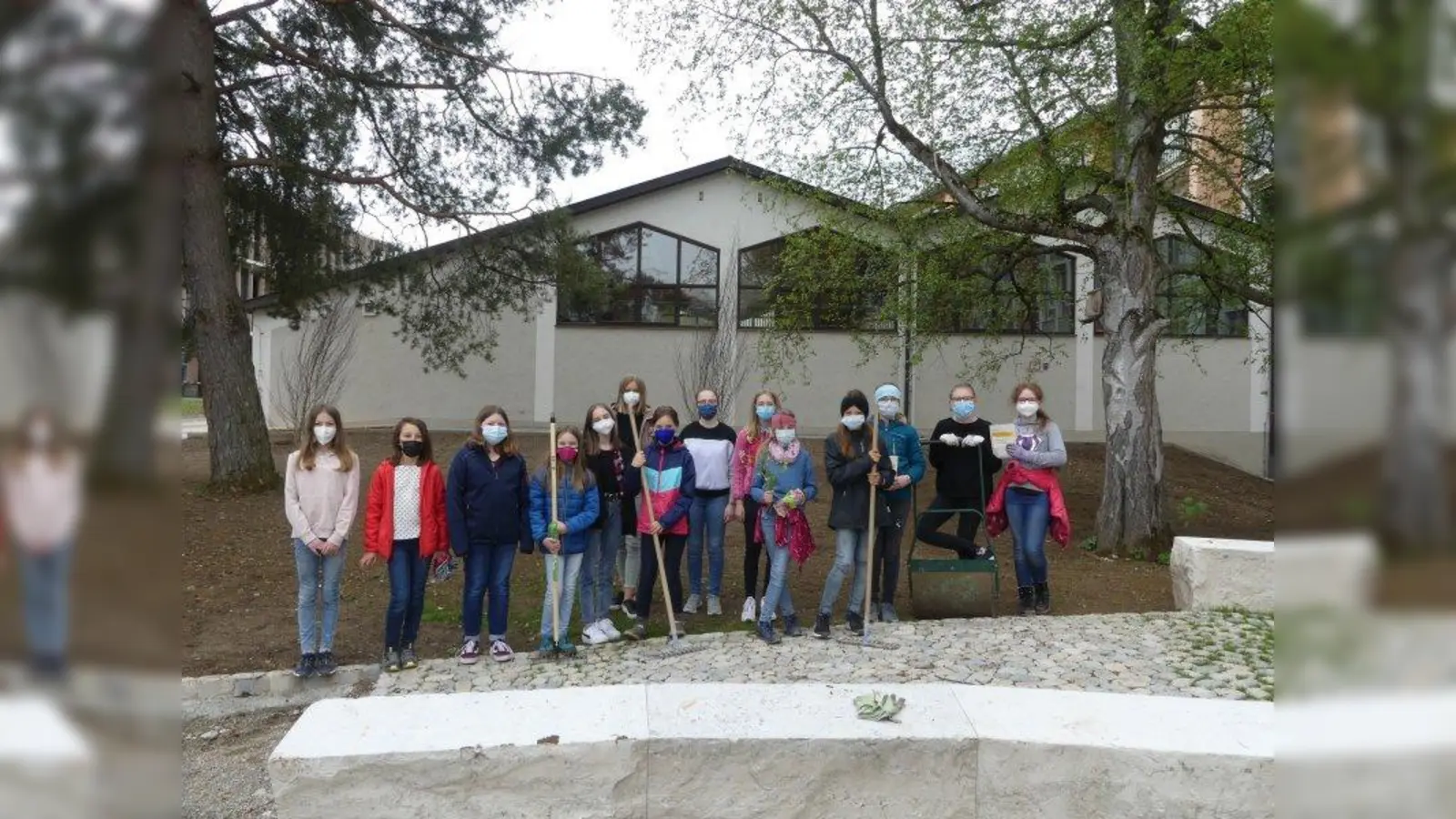 Die Umwelt AG übernahm die Einsaat der Blumenwiese an der Realschule in Schongau. (Foto: Grosser)