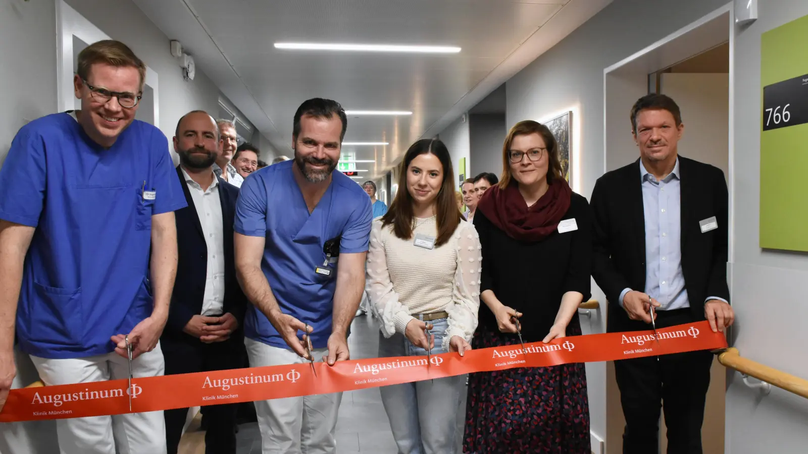 Bei der Eröffnungsfeier (von links): Dr. med. Werner von Wulffen (Ärztlicher Direktor), Dr. Matthias Heidler (Augustinum Konzerngeschäftsführer), Prof. Dr. med. Oliver Husser (Chefarzt Kardiologie), Sophie Lehnert (stellv. Pflegedienstleiterin), Anna Ammon (Klinikseelsorgerin) sowie Ingo Rebmann (Leiter Augustinum Klinik). (Foto: Augustinum)