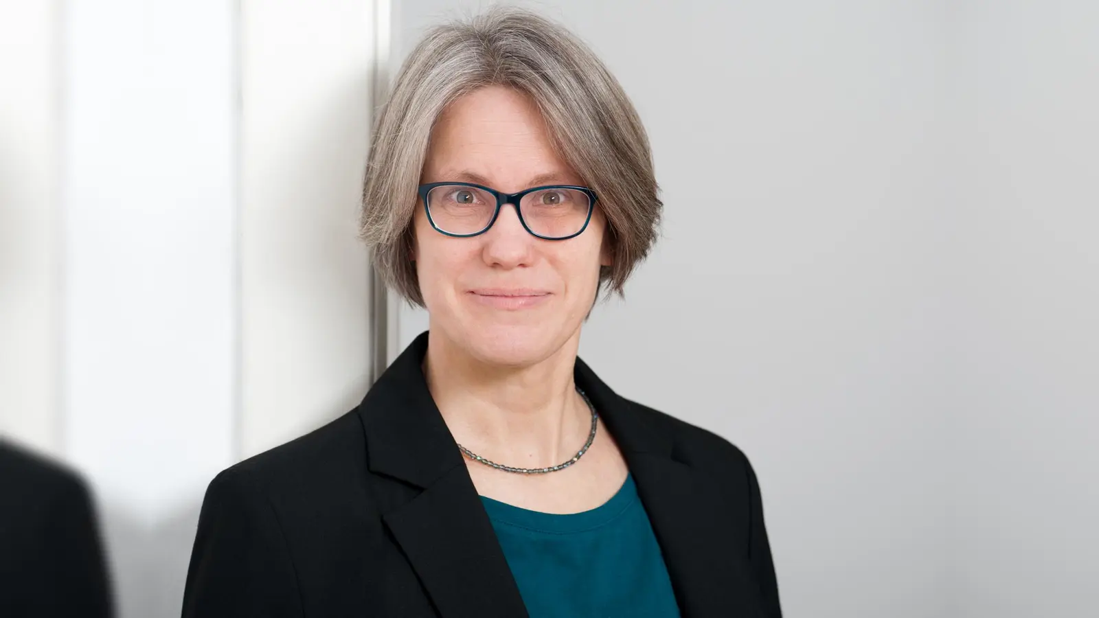 Die Historikerin Andrea Zemskov-Züge liest über die Entstehung und die Folgen von Kriegen sowie über Wege zur Versöhnung. (Foto: Caro Hoene)