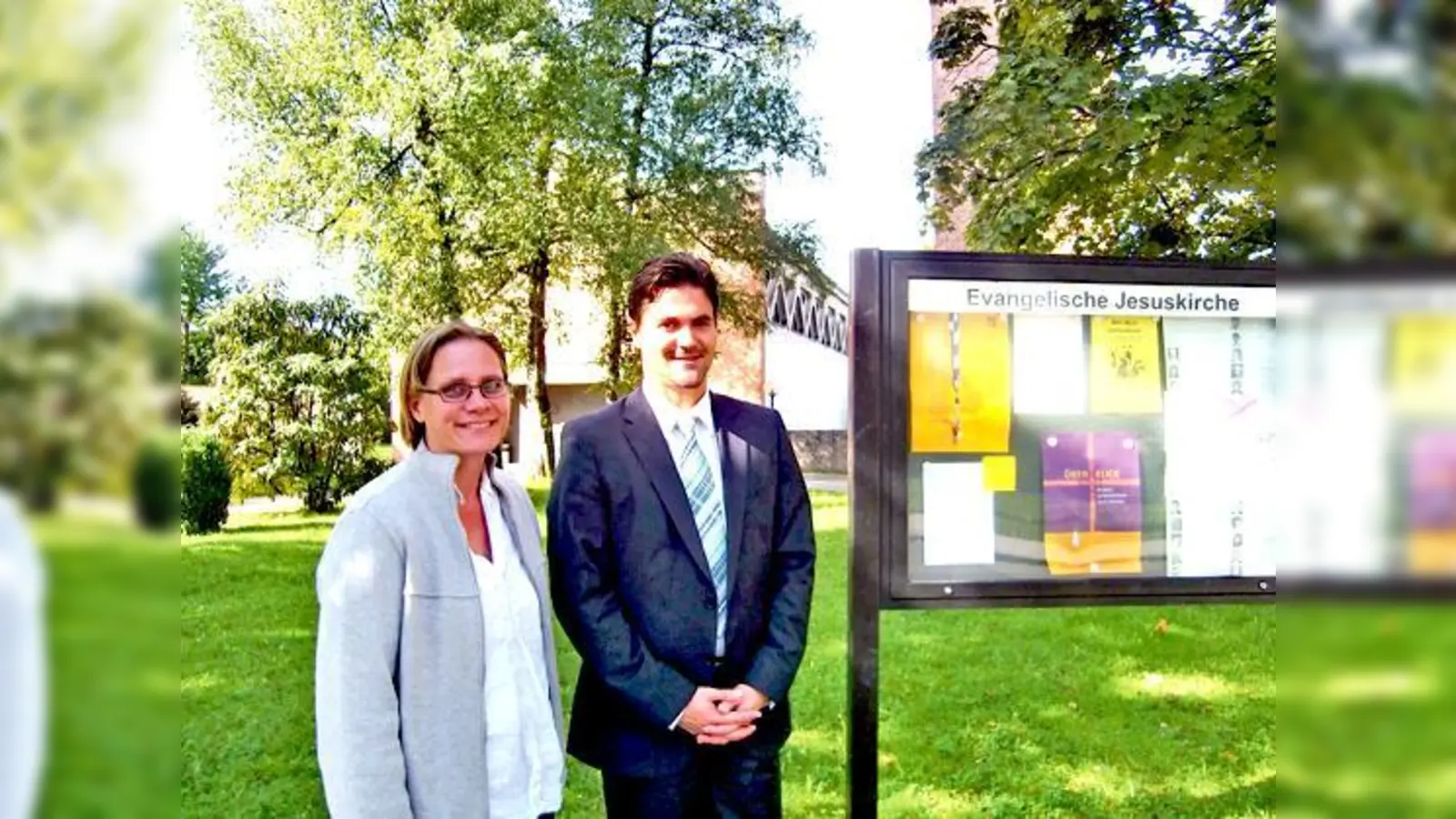Pfarrerin Martina Hirschsteiner und Pfarrer Joachim Rohrbach freuen sich auf die Festtage zum 50. Jubiläum der Jesuskirche Haar.	 (Foto: ikb)