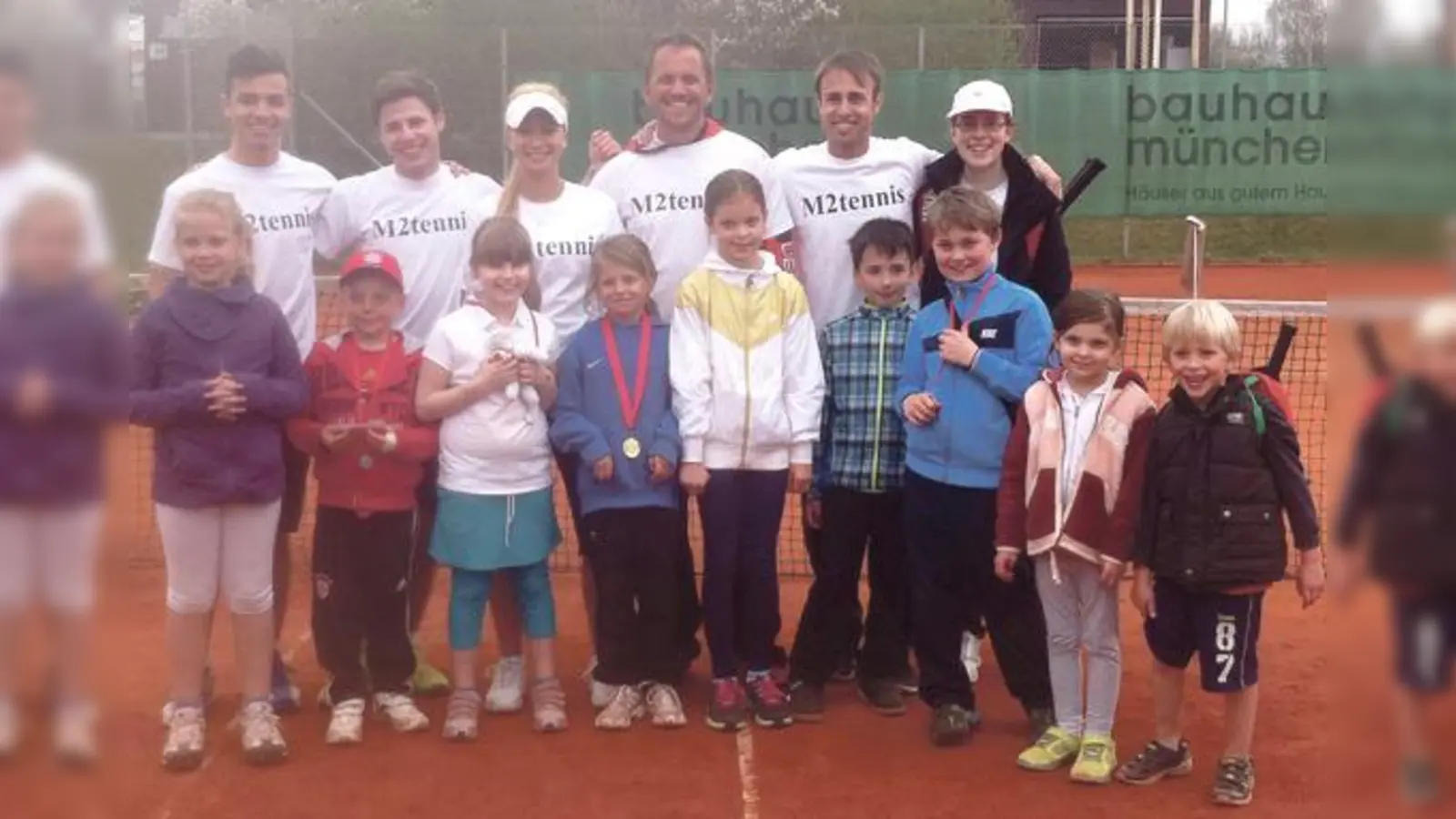 Beim SV Heimstetten wird jetzt wieder Tennis gespielt. Lynn Graeve (vorne, Vierte von links) wurde Vereinsmeisterin auf dem Kleinfeld.	 (Foto: Verein)