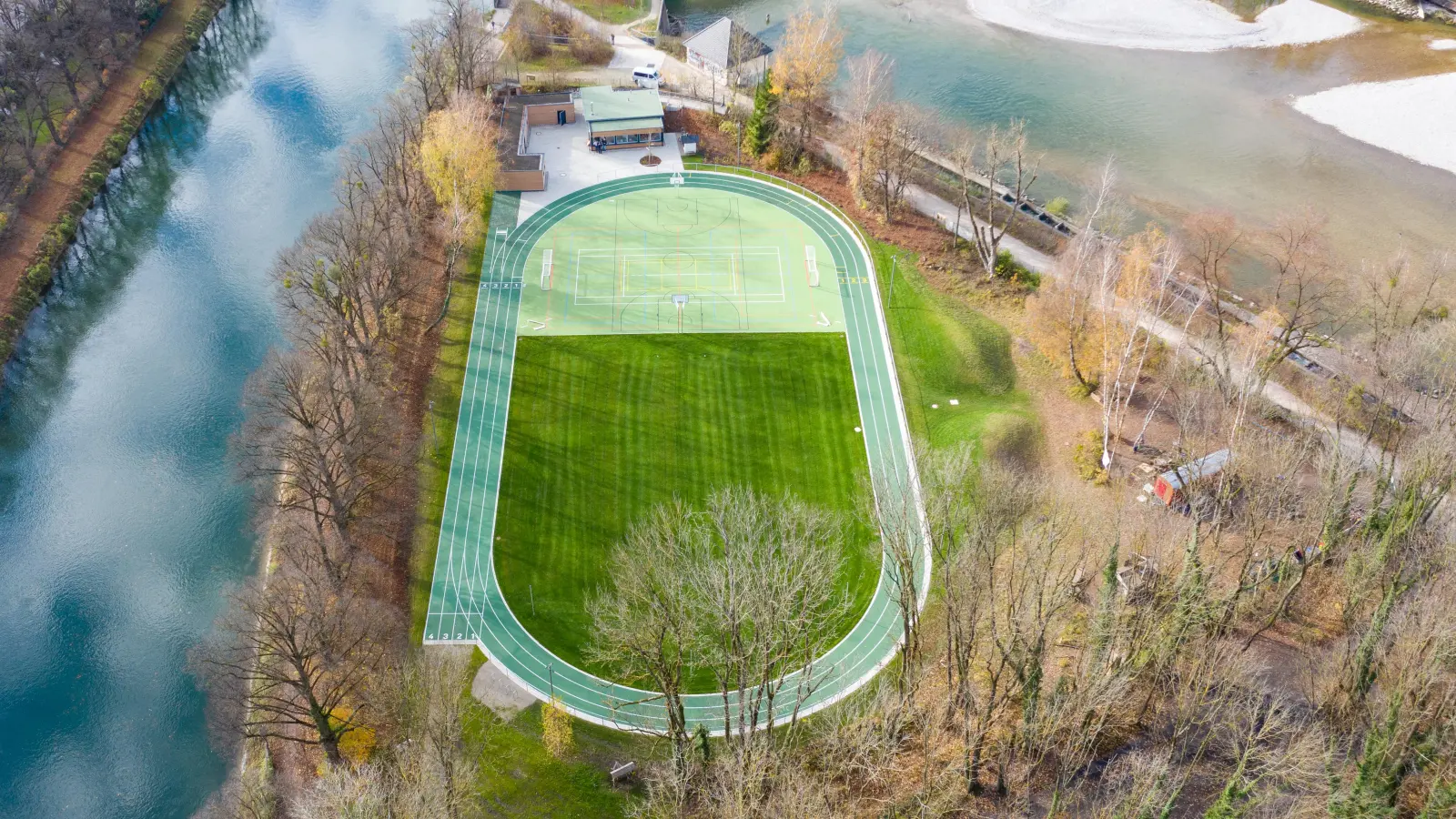 Das 8000 Quadratmeter große Sport- und Freizeitgelände INSEL liegt direkt am Oberföhringer Wehr, gegenüber dem Englischen Garten. (Foto: INSEL.Zeit e.V./Stiftung Pfennigparade)