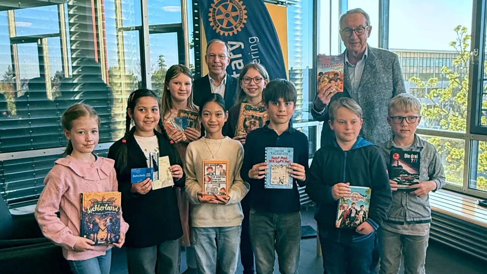 Die strahlenden Teilnehmerinnen und Teilnehmer des Vorlesewettbewerbs des Rotary Club Germering. (Foto: Rotary Club Germering)