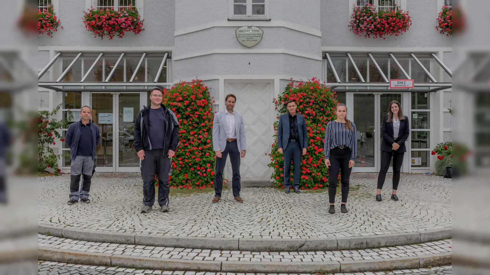 von links: Klaus Blechner (Ausbilder/ Elektriker Bauhof), Martin Christiansen (Azubi Elektriker), Bürgermeister Andreas Bukowski, Helmut Schmidt (Geschäftsleiter Verwaltung), Katharina Gehringer (Azubine Verwaltungsfachgestellte) und Alicia Frey (Ausbildungsleiterin Verwaltung) (Foto: Gemeinde Haar)