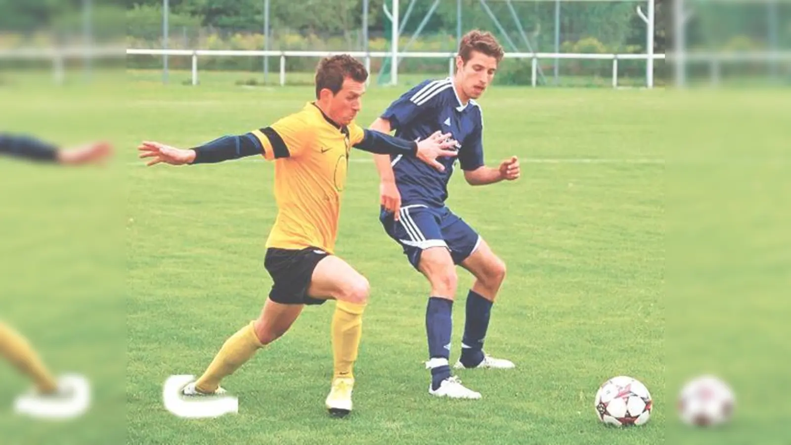 Im Kampf um den Ball. Die Moosinninger gewannen gegen SV Nord Lerchenau mit 6:0. 	 (Foto: FC Moosinning)