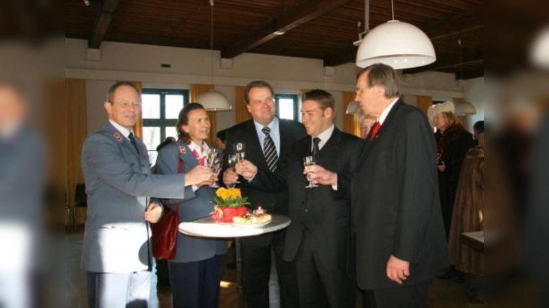 Auf ein erfolgreiches Jahr 2009 stießen der stellvertretende Diözesan-Kreisbeauftragte Dr. Peter Lehmann, die Kreisbeauftragte Beatrix von Arnim, Bürgermeister Christoph Göbel, Pfarrgemeinderatsvorsitzender Thomas Heidenreich und Pfarrer Anton Schönauer an (v.l.). (Foto: US)