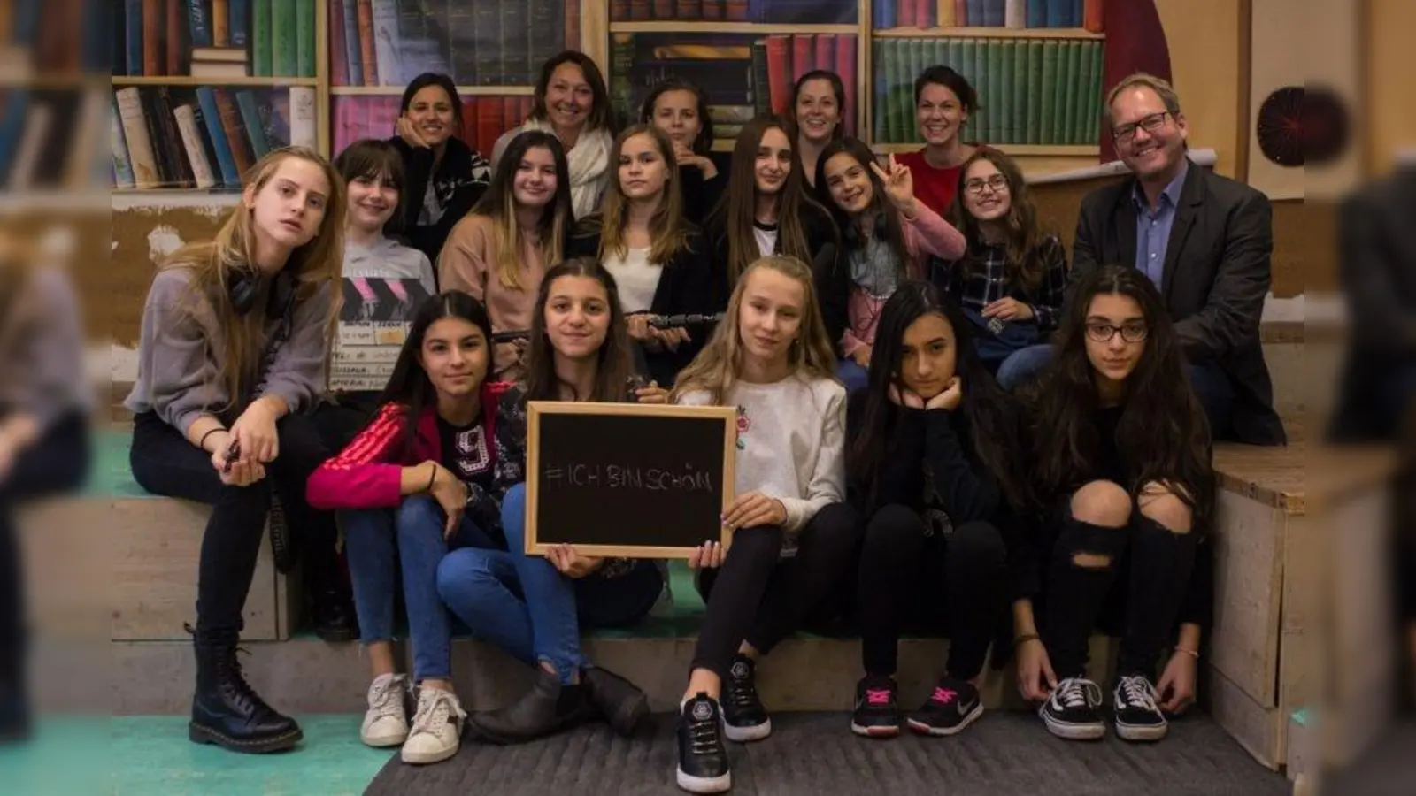 Schön! Schulleiter Philipp Volkmer findet das Filmprojekt bemerkenswert. (Foto: Carl-von-Linde-Realschule)