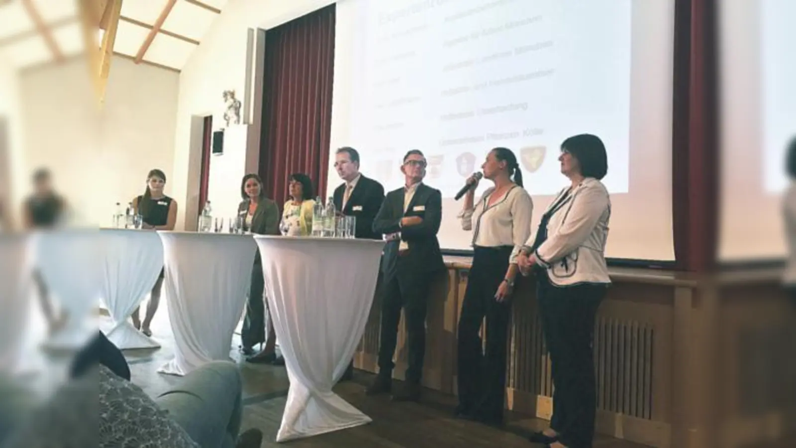 Expertenrunde beantwortete die wichtigsten  (Foto: Kathrin Wischnitzki, Stellv. Leiterin der Stabsstelle Asyl, Angela Schwarzbach, Gruppenleiterin »Asylangelegenheiten« der Ausländerbehörde, Ingeborg Liebhaber von der Agentur für Arbeit, Bernhard Sexl, Sa)