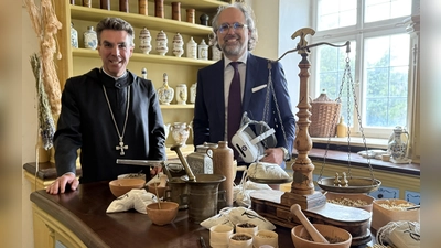 Abt Johannes Eckert und Jasper Broeker (Time Ride) stellen das Apotheken-Museum auf dem Heiligen Berg vor. (Foto: pst)