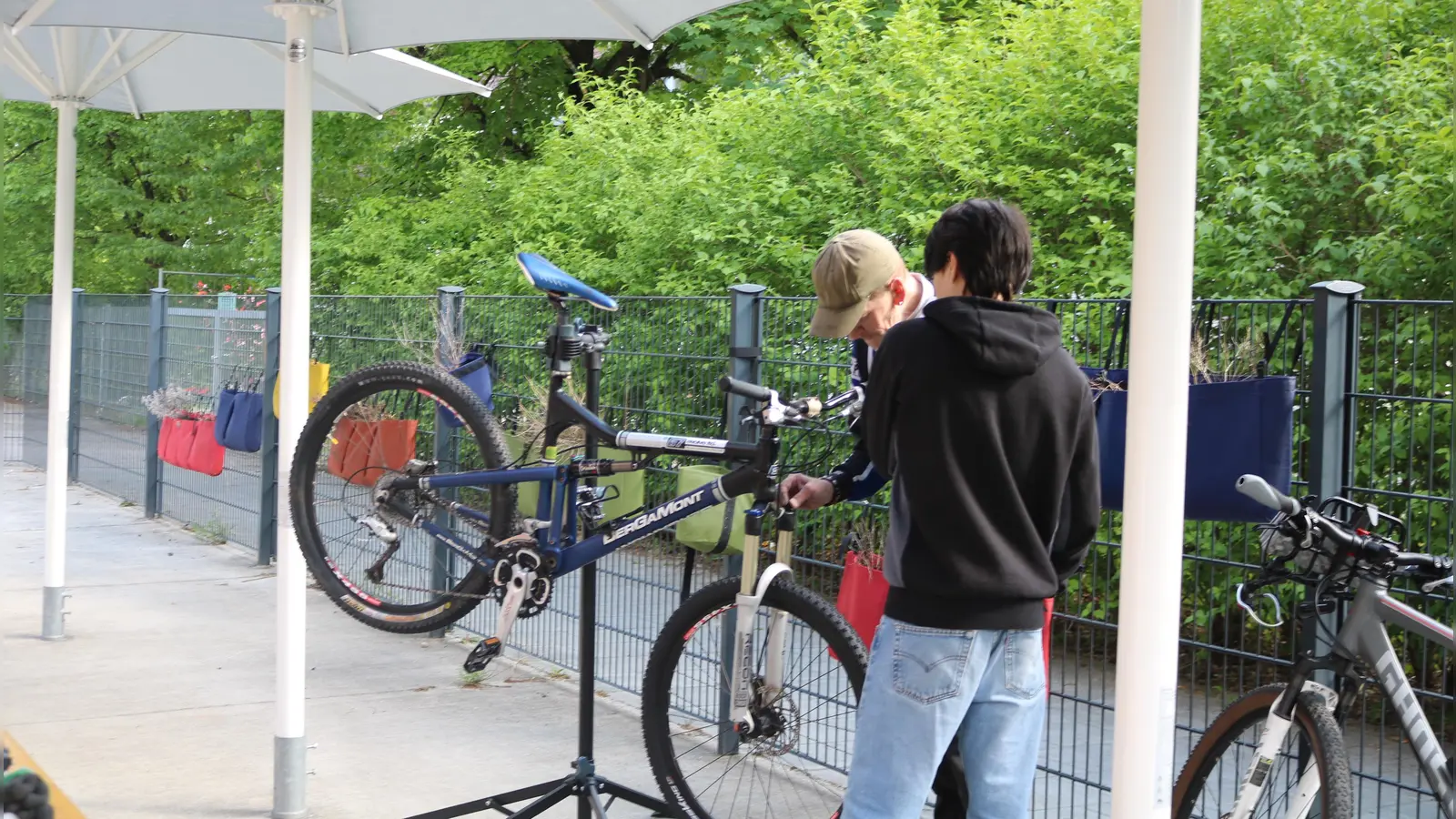 Mithilfe von Experten lässt sich in der Funkstation das Fahrrad fit für die Saison machen.  (Foto: Katrin Pischetsrieder)