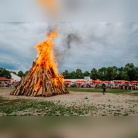 Auf der Truderinger Festwiese wird am 27. Juni das Sonnwendfeuer entzündet. Dazu gibt es ein Rahmenprogramm für groß und klein. (Foto: Truderinger Burschenverein)