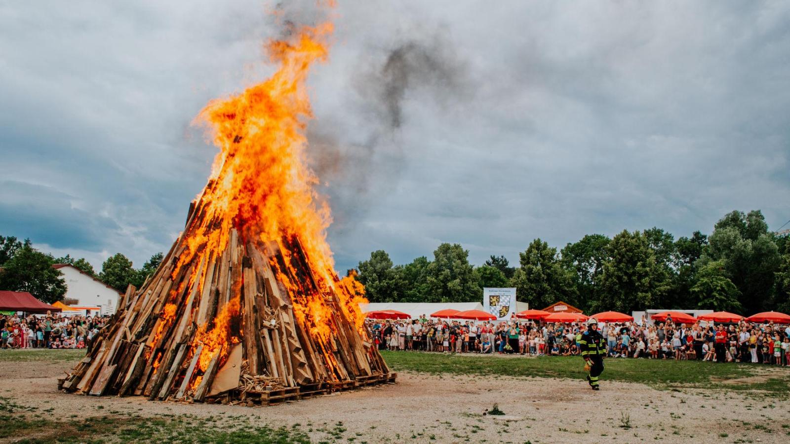 Truderinger-Sonnwendfeuer-am-27-Juni