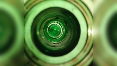 Neue Glasflaschen bestehen zu 60 Prozent aus Altglas. Grünglas (auf unserem Bild fällt der Blick in eine - inzwischen leere - grüne Weinflasche) sogar aus bis zu 90 Prozent. (Foto: job)
