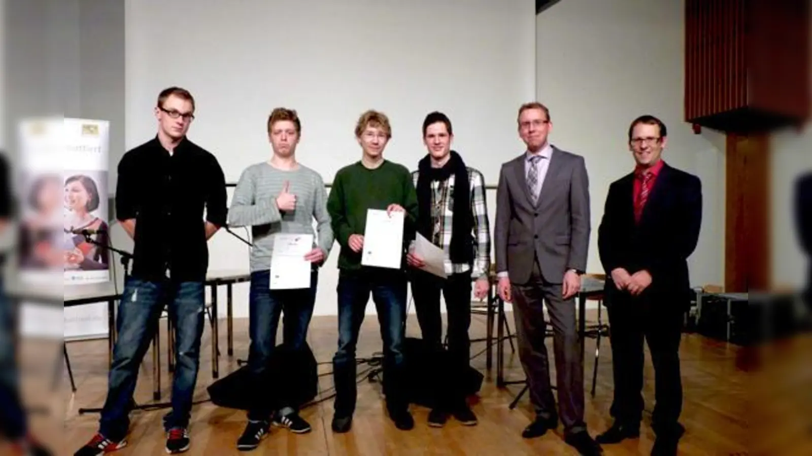 Alexander Schröder vom Ministerium Unterricht und Kultus (2. v. re.) und Markus Mitschke, Regionalkoordinator Jugend debattiert (rechts), gratulierten den stolzen Gewinnern. 	 (Foto: bb)