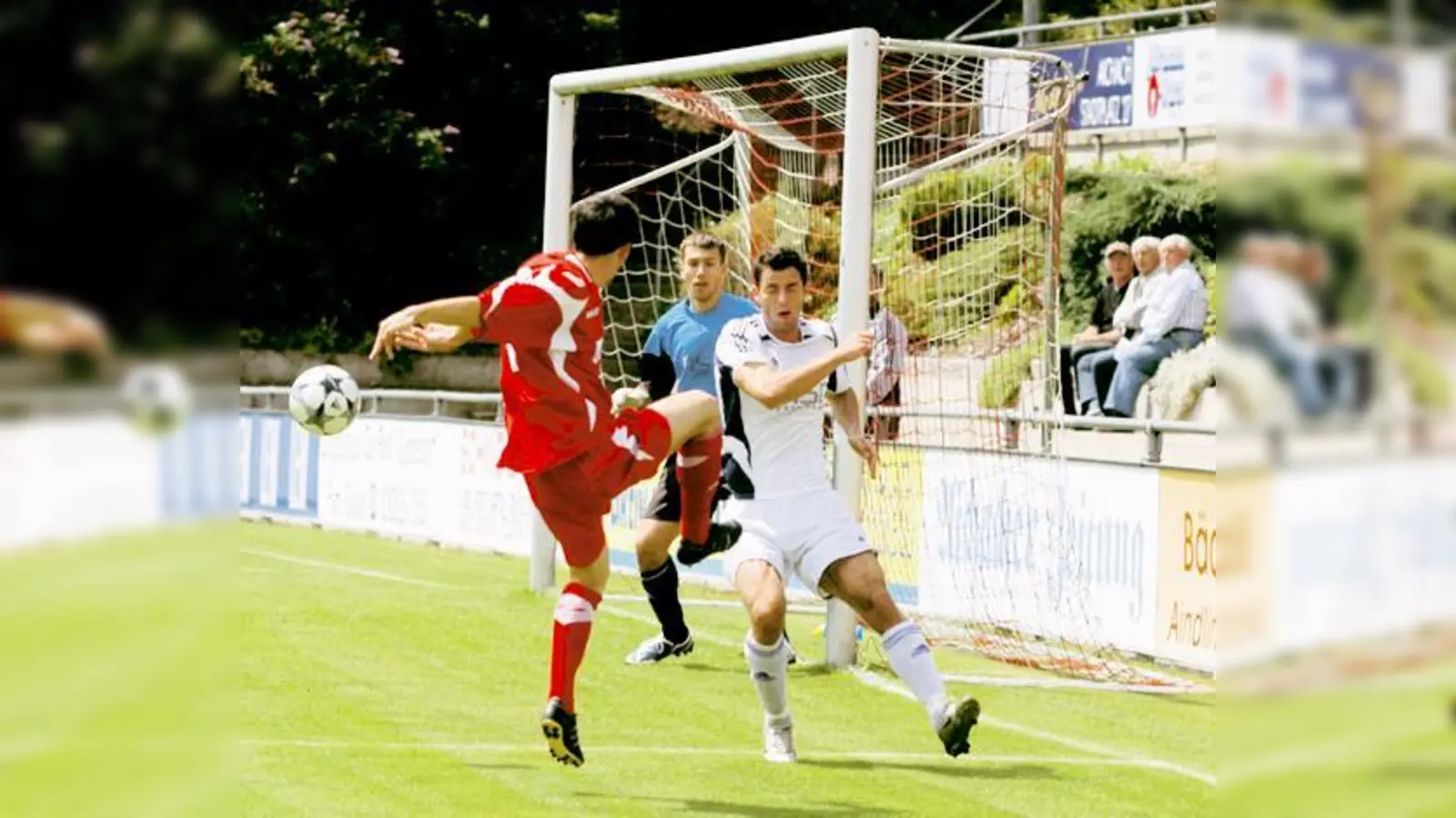 Sie wackelten, fielen aber nicht: Die neuen Ismaninger Verteidiger  hier Anton Siedlitzki  hatten in der ersten Hälfte Probleme, aber der Start in Aindling ist geglückt. (Foto: ba)