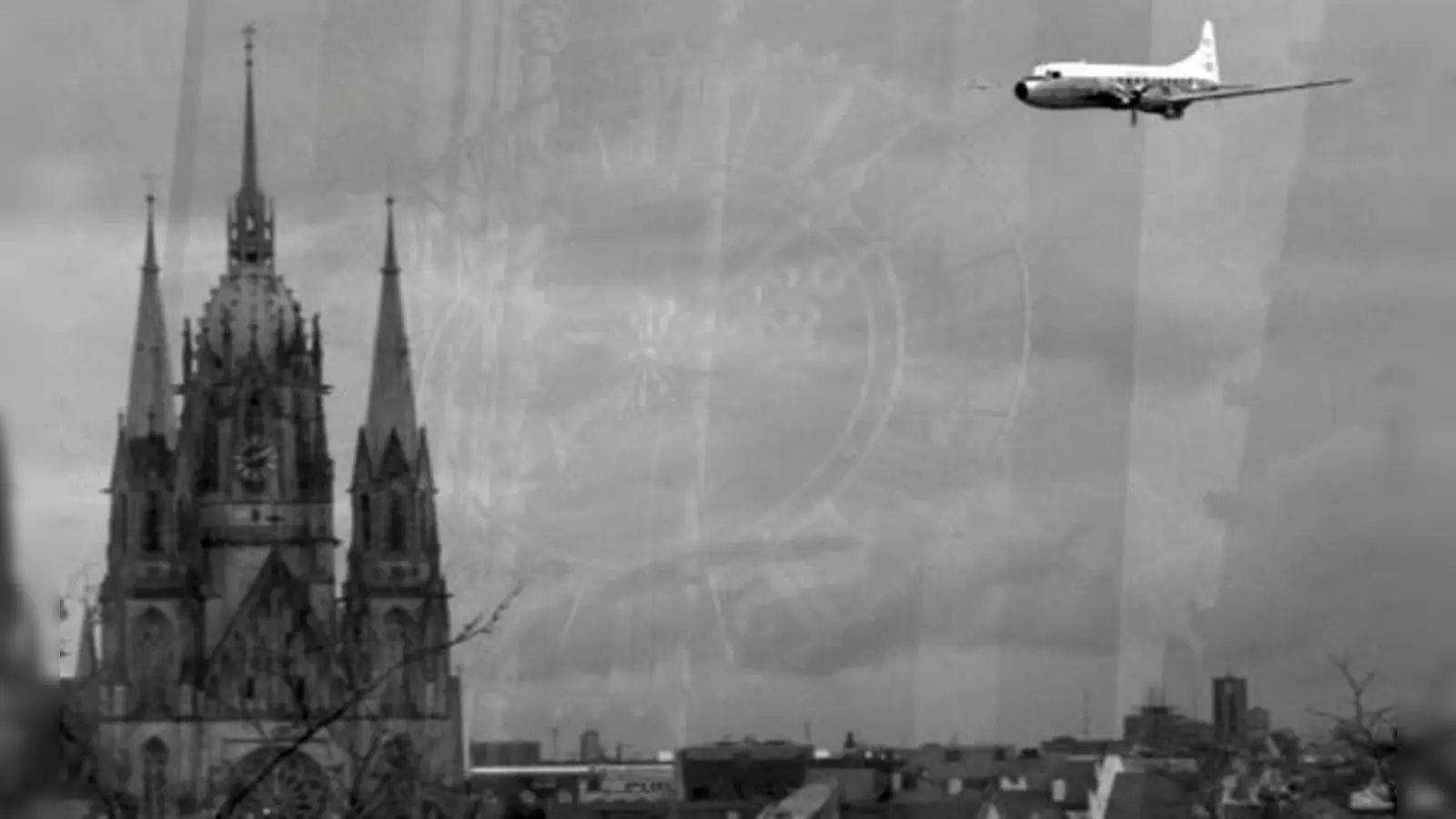 Nachgestellte Szene: Ein Flugzeug streifte vor 50 Jahren die Turmspitze der Pauls-Kirche und stürzte ab.  (Foto: VA)
