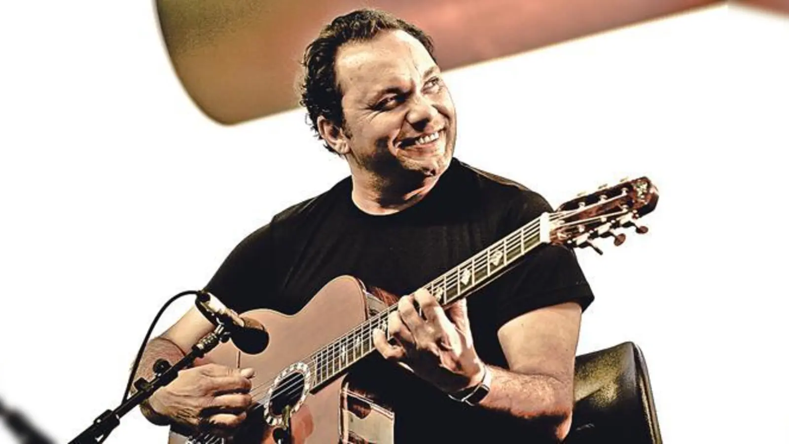 Der berühmte Jazz-Gitarrist Biréli Lagrène spielt zum Auftakt des 2. Jazzfrühlings in Taufkirchen. 	 (Foto: VA)