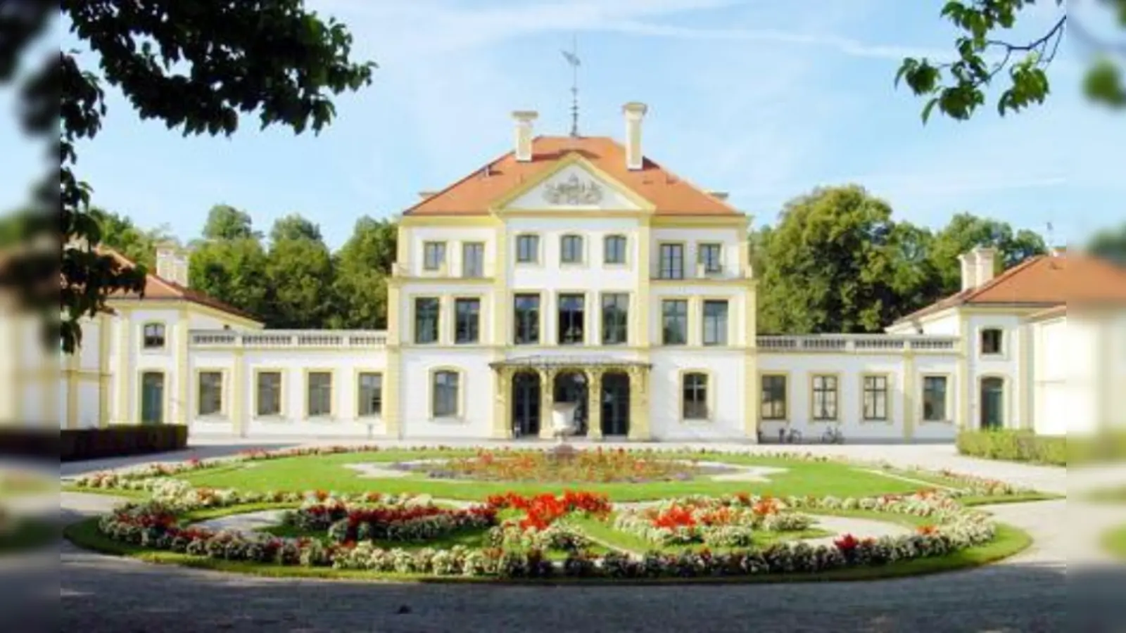 Schloss Fürstenried: Es besteht eine Sichtachse direkt auf die Münchner Frauenkirche - oder besser: bestand. Heute ist der Blick von Autobahnschildern verdeckt. (Foto: privat)