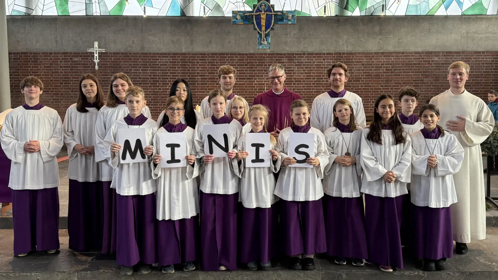 Gemeinsam mit 16 Ministranten, darunter sechs neue, wurde in St. Martin der erste Advent gefeiert. (Foto: Stadtkirche Germering)