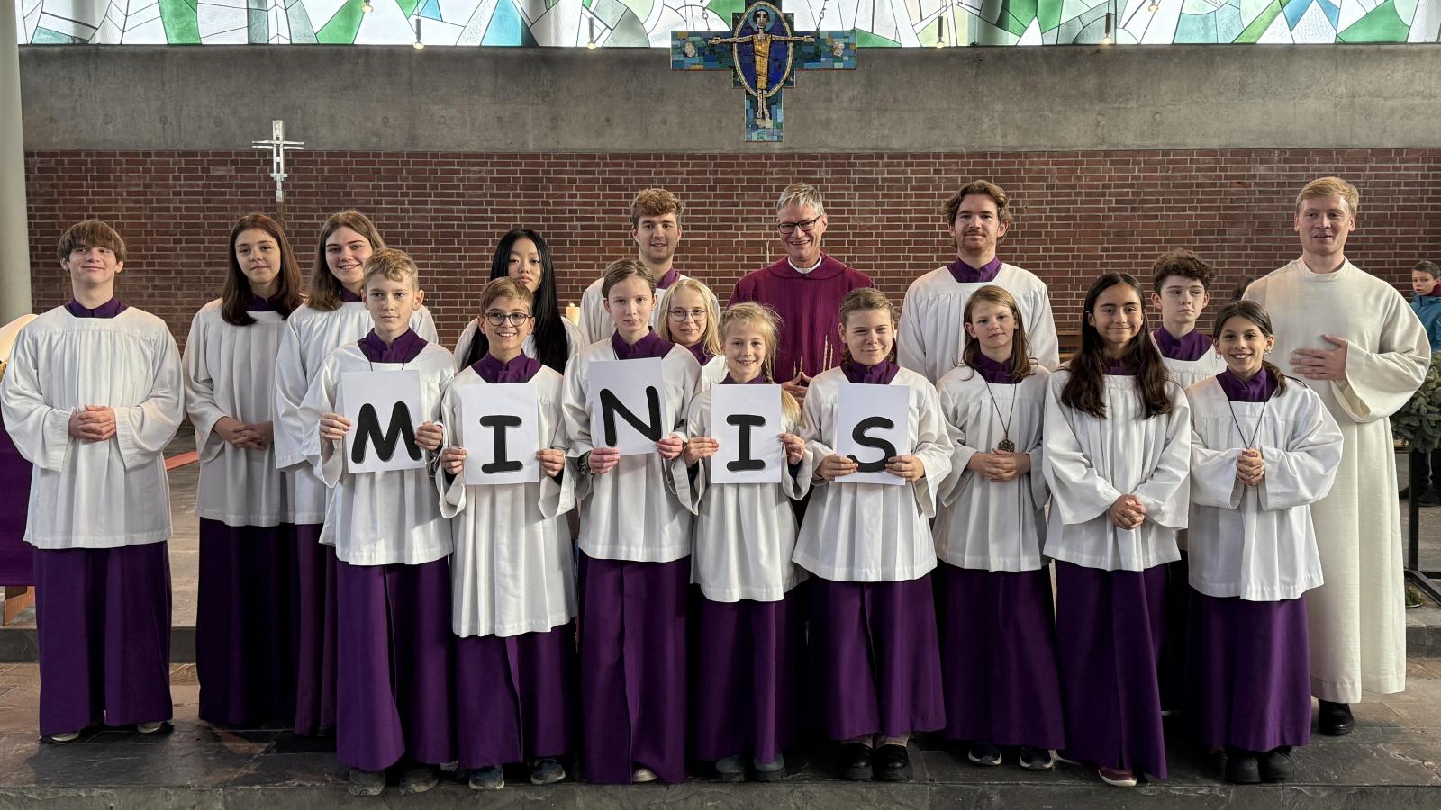 Neue-Ministranten-eingef-hrt