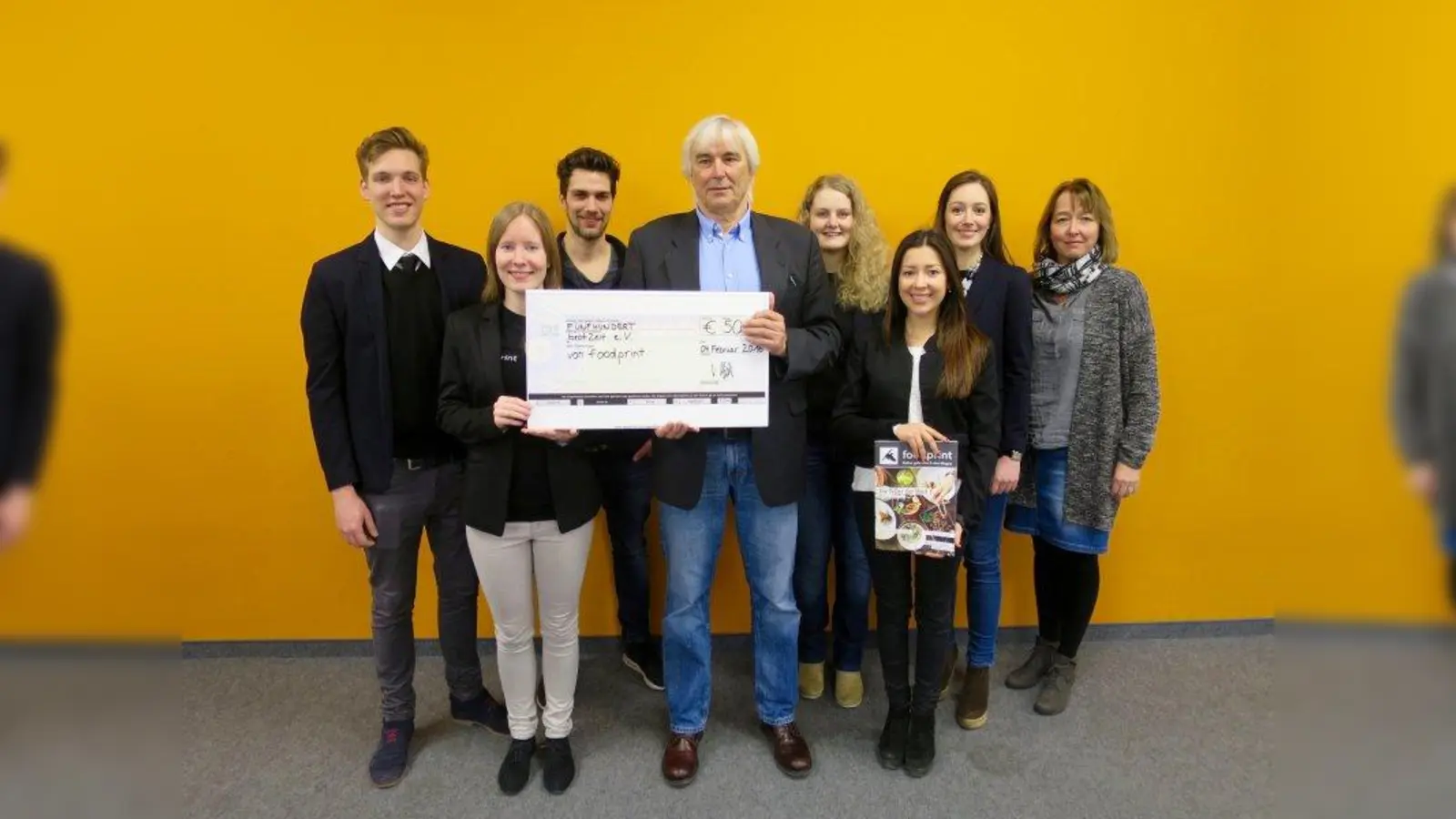 Das foodprint-Team spendete den Erlös aus dem Zeitschriftenverkauf. (Foto: Sch)