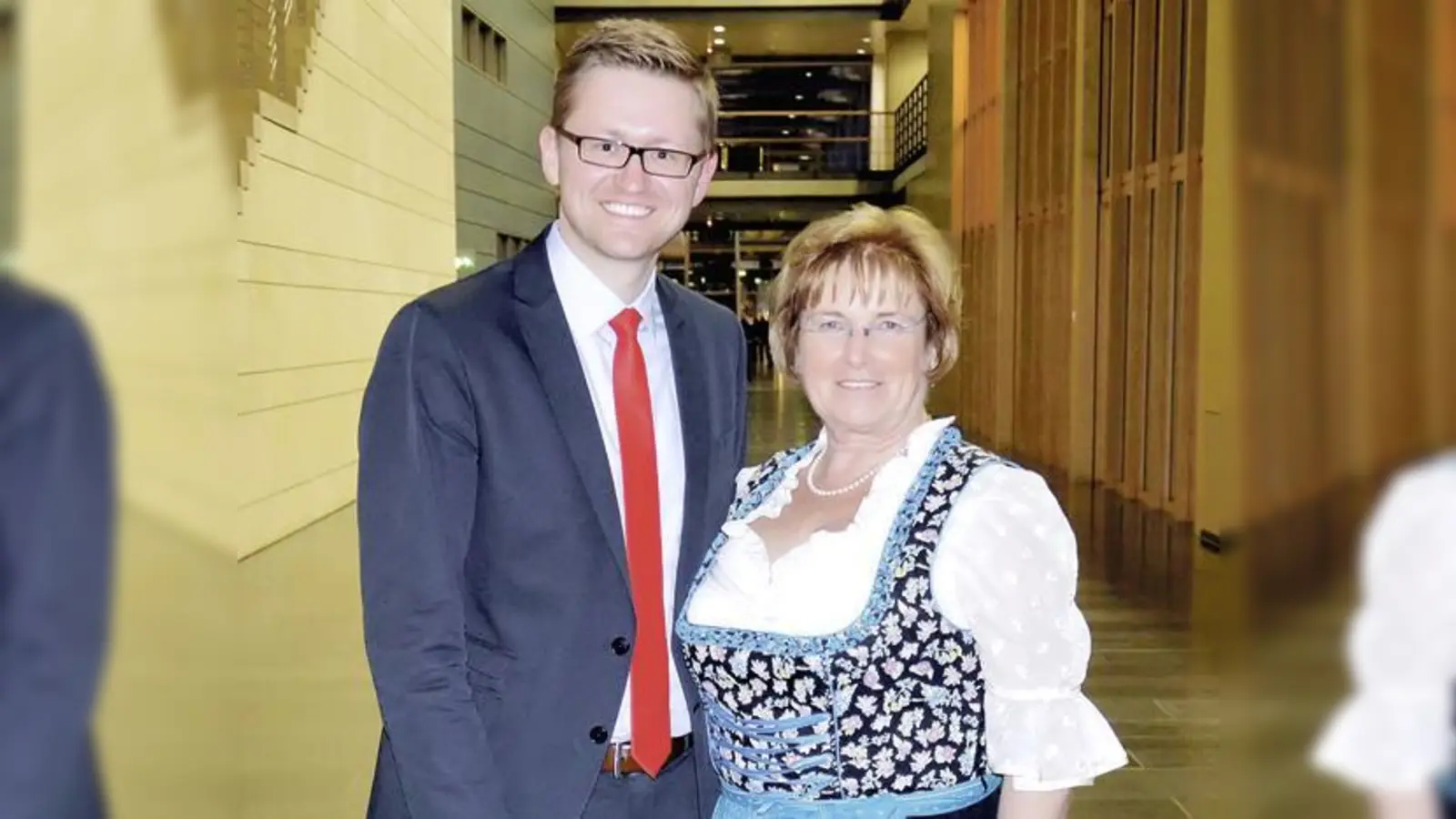 Bundestagsabgeordneter Wolfgang Stefinger dankte der Bogenhauserin Brigitte Stengel für ihr Engagement um Flüchtlinge. 	 (Foto: Büro MdB Stefinger)