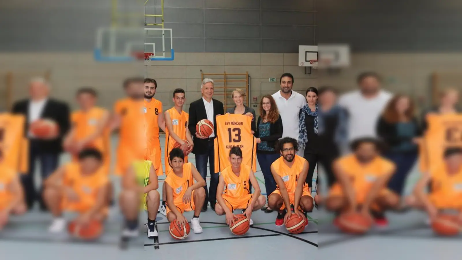Ansgar Ruggaber (dr. v. l.), Nina Schaller-Gartz, Babette Ludwig und Basketball-Trainer Farshad Sadeghi Amini mit Spielern des „Global Team” (Foto: iab)